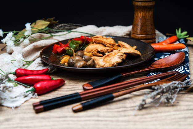 Photo close-up de la nourriture dans l'assiette sur la table contre un fond noir