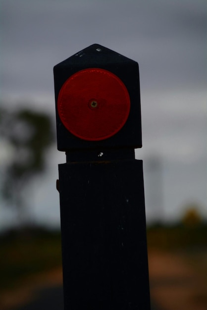 Photo close-up d'un objet rouge sur un fond flou