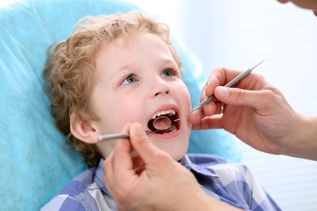 Close up of boy ayant ses dents examinées par un dentiste