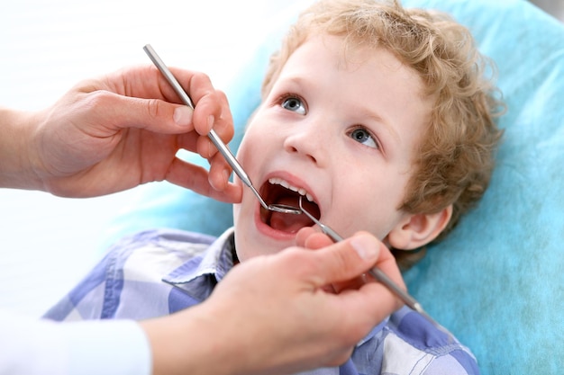 Close up of boy ayant ses dents examinées par un dentiste