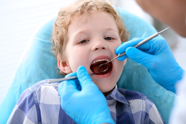 Close up of boy ayant ses dents examinées par un dentiste