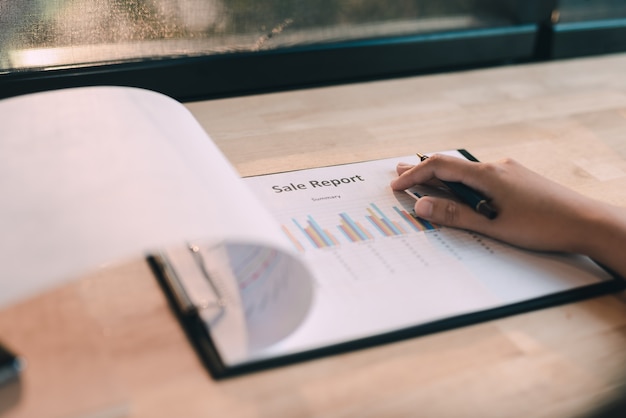 Close-up of Businesswoman Analyser le graphique au bureau - Image