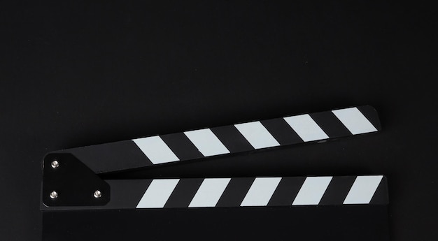 Close up of clapper board ou film ardoise sur fond noir