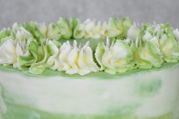 Close up of decor vert crème sur le gâteau