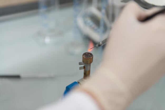 Close Up of Female Scientist mains faisant des tests en laboratoire