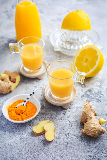 Close up of healthy Ginger Lemon Curcuma Shot idéal pour stimuler le système immunitaire