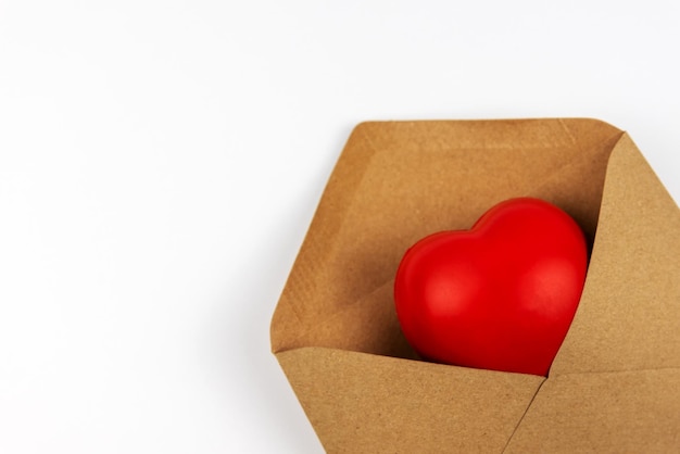 Close up of heart shape dans une enveloppe brune sur fond blanc