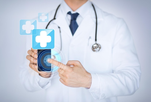 Close up of male doctor holding smartphone avec application médicale