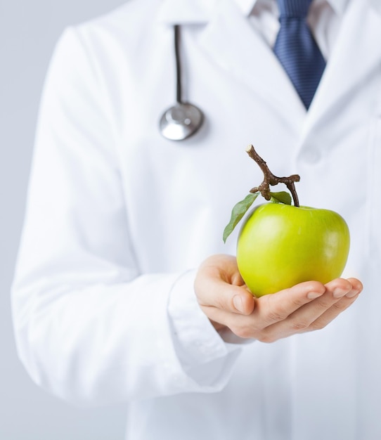 Close up of male doctor avec pomme verte