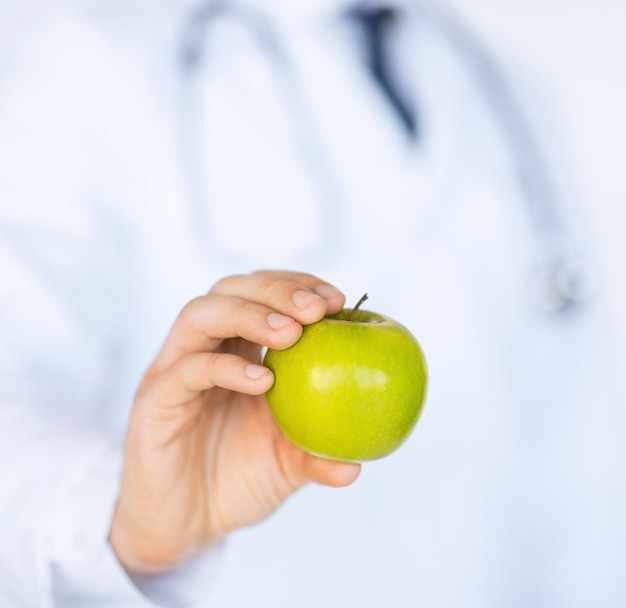 Close up of male doctor avec pomme verte