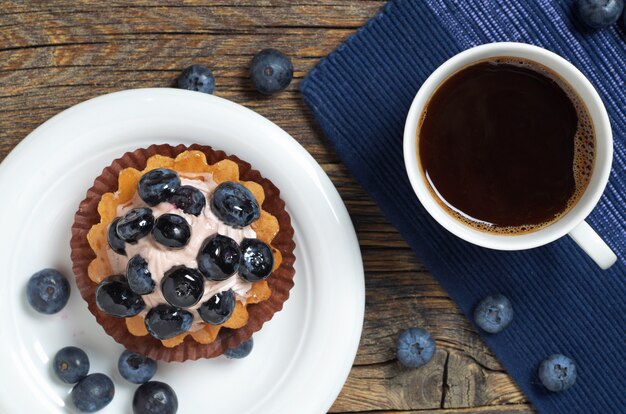 Close-up of mini tarte aux myrtilles et tasse de café