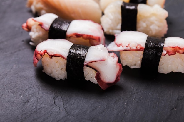 Close-up of nigiri sushi situé sur un fond d'ardoise noire