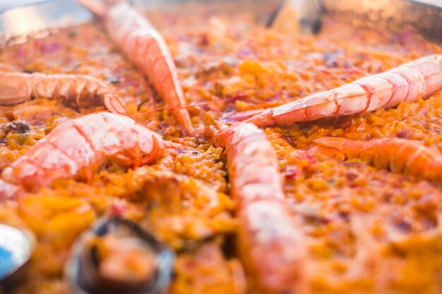 Close up of paella délicieux plats traditionnels d'Espagne avec de la viande de riz et du poisson comme les crevettes