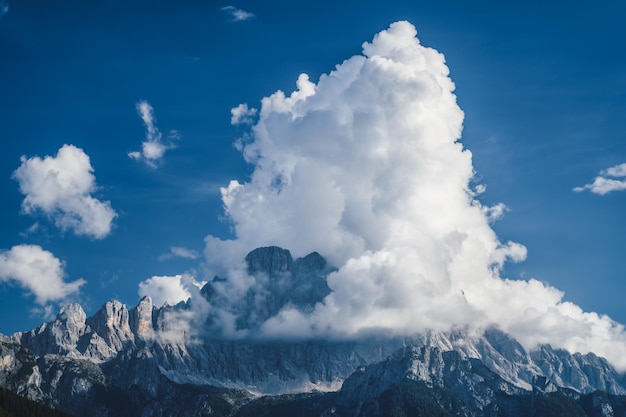 Close up of Pale di San Martino dans les nuages Dolomites italiennes Italie