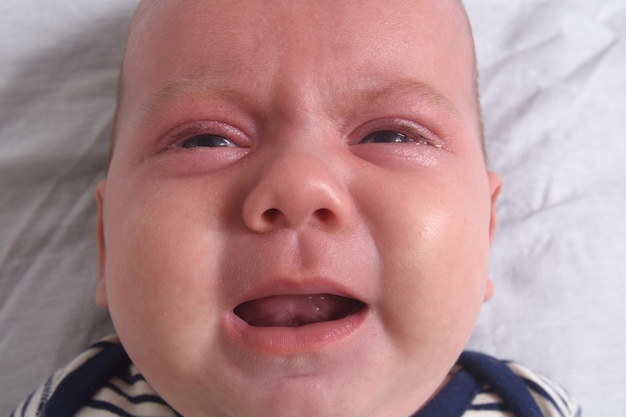 Close-up of portrait of a baby pleurer peau rougeâtre