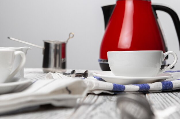 Close up of red kitchen .appliances sur table de cuisine