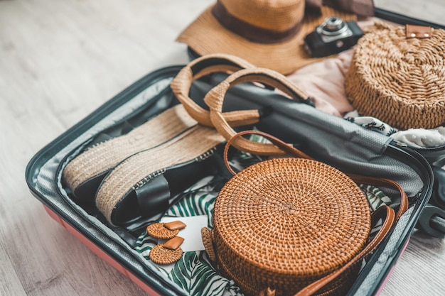 Close up of travel bag hat et lunettes de soleil sur fond de bois