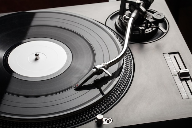 Close Up of Turntable jouant du vinyle, noir et blanc