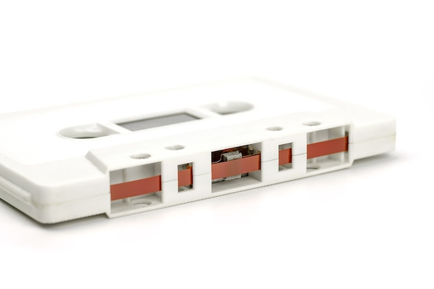 Close up of vintage cassette audio sur fond blanc