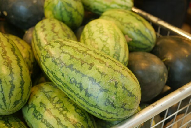 Close up of water melon display à vendre au magasin local