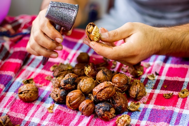 Photo close up of a woman peeling noix close up