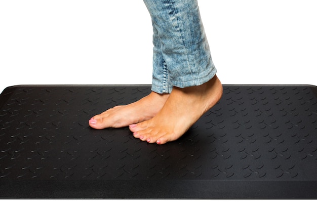 Close up of woman's foot sur tapis noir