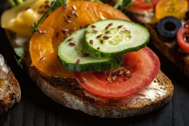 Close up open sandwich avec des ingrédients Bruschetta légumesconcombre et tomate cerise