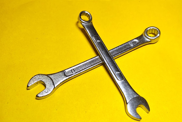 Photo close-up d'outils sur fond jaune