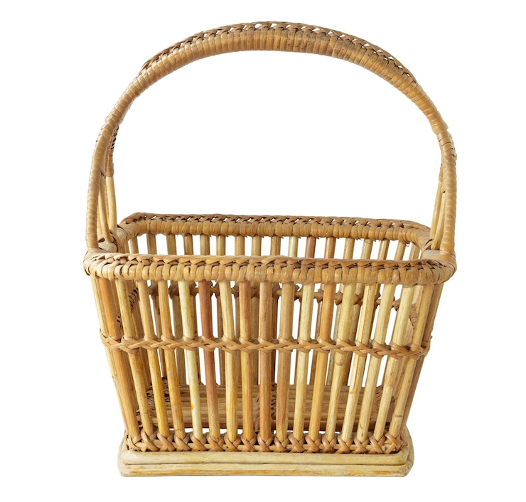 Photo close-up d'un panier en osier sur un fond blanc