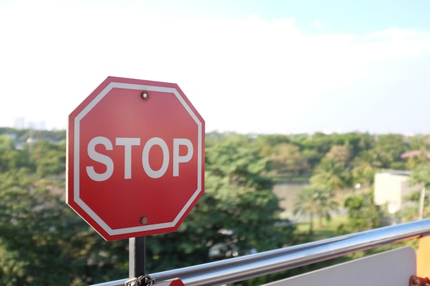 Close-up d'un panneau de signalisation sur le ciel