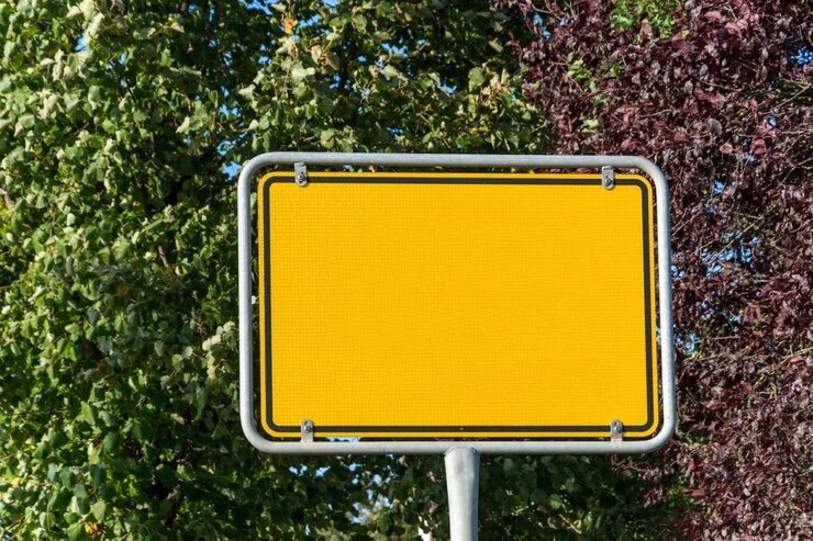 Photo close-up d'un panneau de signalisation vide contre les arbres.