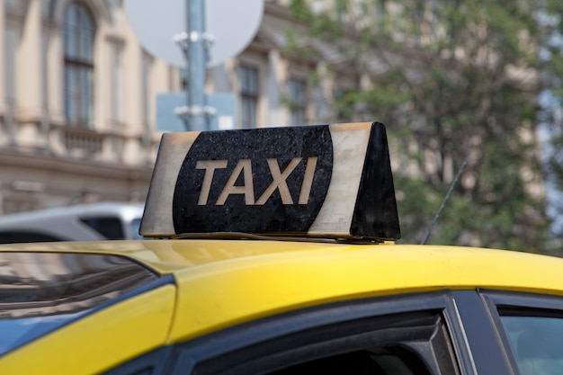 Close-up d'un panneau de taxi en haut d'un taxi à Budapest, en Hongrie