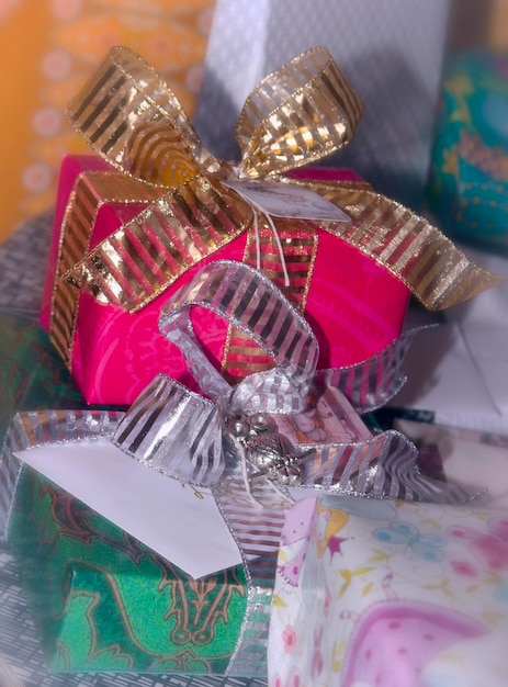 Photo close-up d'un parapluie multicolore sur la table