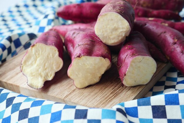 Close up de patate douce crue dans un bol