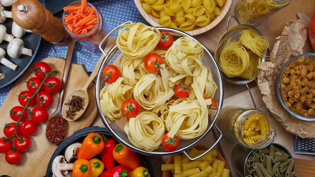 Close up de pâtes penne en arrière-plan