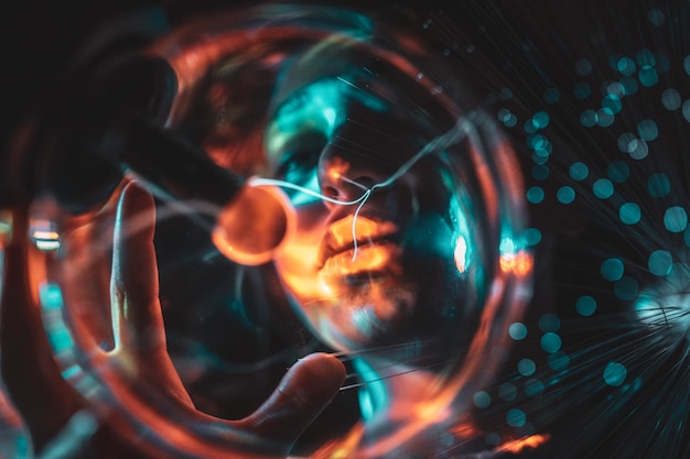 Close-up d'une peinture à la lumière éclairée la nuit