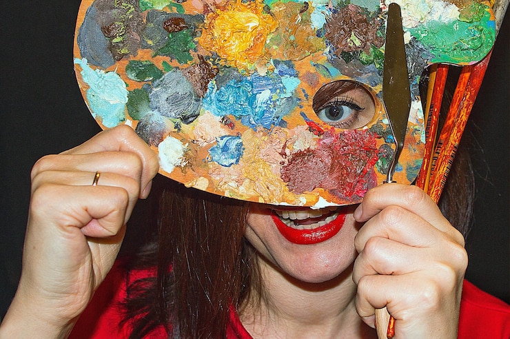 Photo close-up d'une peinture avec une main humaine