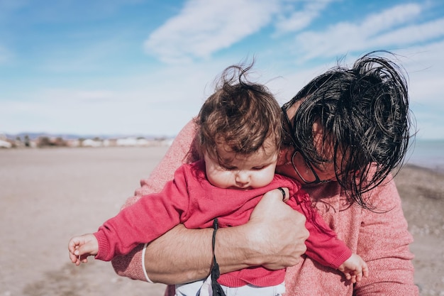 Photo close-up d'un père avec sa fille debout à l'extérieur