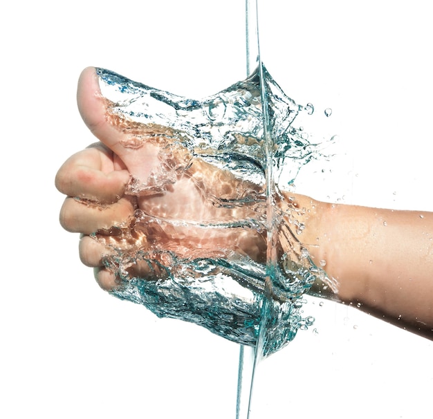 Photo close-up d'une personne frappant de la main de l'eau sur un fond blanc
