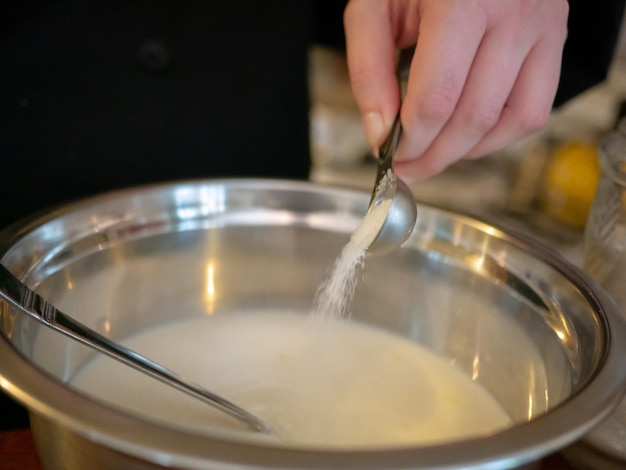 Close-up d'une personne préparant de la nourriture dans la cuisine