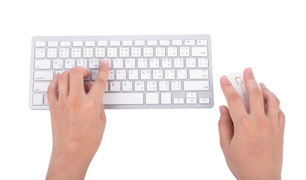 Close-up d'une personne utilisant le clavier et la souris sur un fond blanc