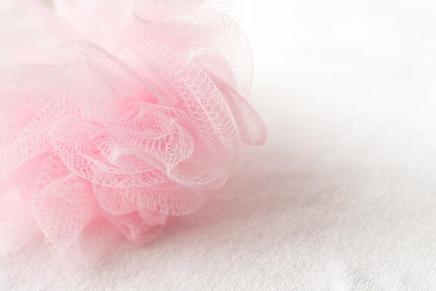 Photo close-up de pétales roses sur une table blanche