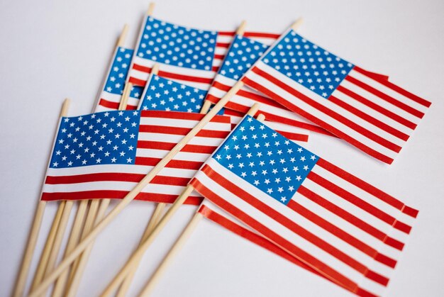 Photo close-up de petits drapeaux américains sur fond blanc