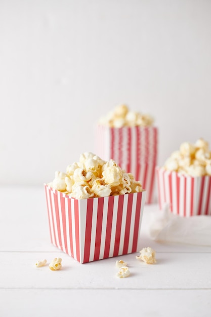 Close-up de petits gâteaux sur fond blanc