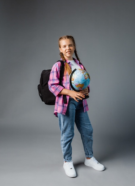 Close up photo portrait of funny cute rire smart surpris girl holding globe dans les mains