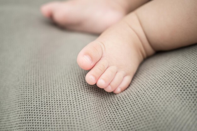 Close-up des pieds du bébé