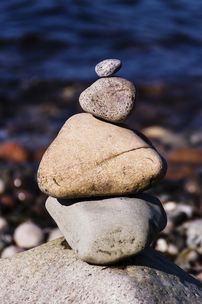 Close-up d'une pile de pierres sur la plage