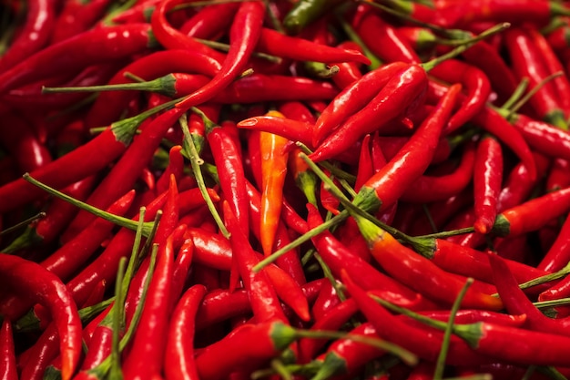 Close up Pile de piments forts frais, marché de l'alimentation de rue thaïlandaise