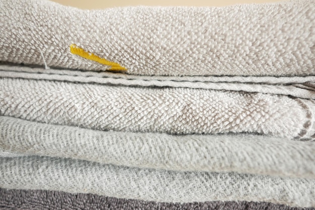 Close up de pile de serviette de douche sur la table