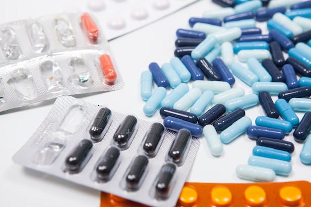 Close up de pilules et de capsules de médicaments isolés sur blanc